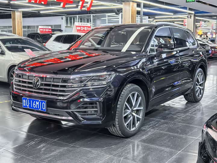 Фото 1 - Volkswagen Touareg