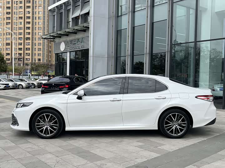 Фото 6 - Toyota Camry