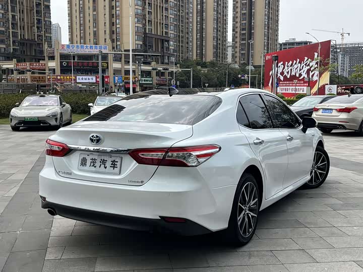 Фото 8 - Toyota Camry