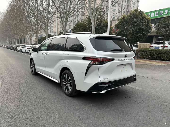 Фото 3 - Toyota Granvia