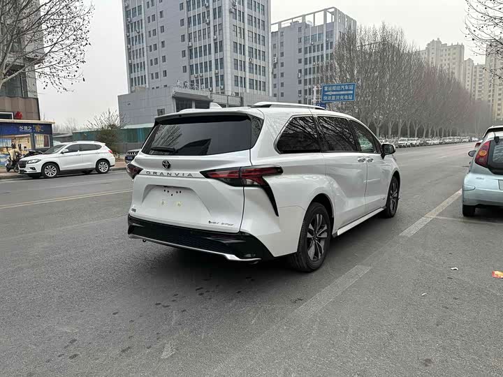 Фото 4 - Toyota Granvia