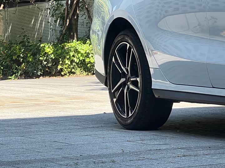 Фото 8 - Geely Binrui