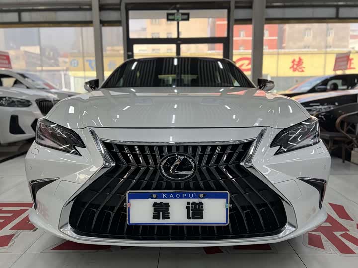 Фото 2 - Lexus ES