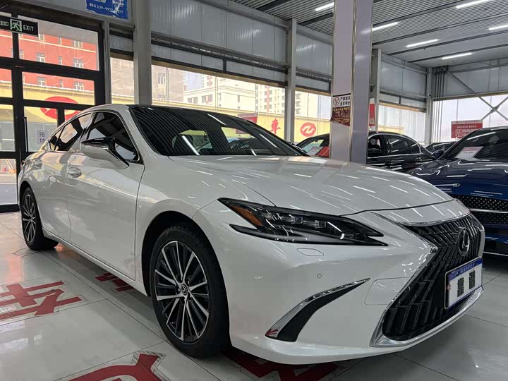 Фото 3 - Lexus ES