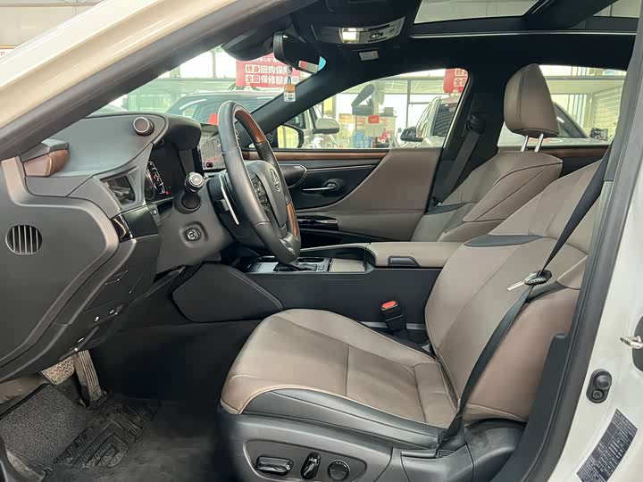 Фото 4 - Lexus ES