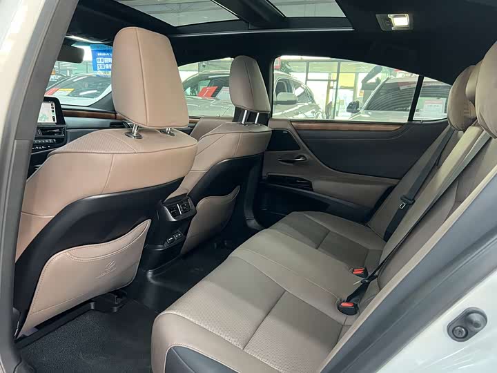 Фото 6 - Lexus ES