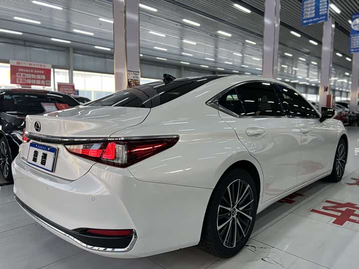 Фото 7 - Lexus ES