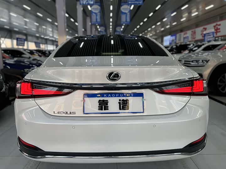 Фото 8 - Lexus ES