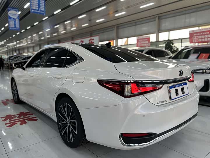 Фото 9 - Lexus ES