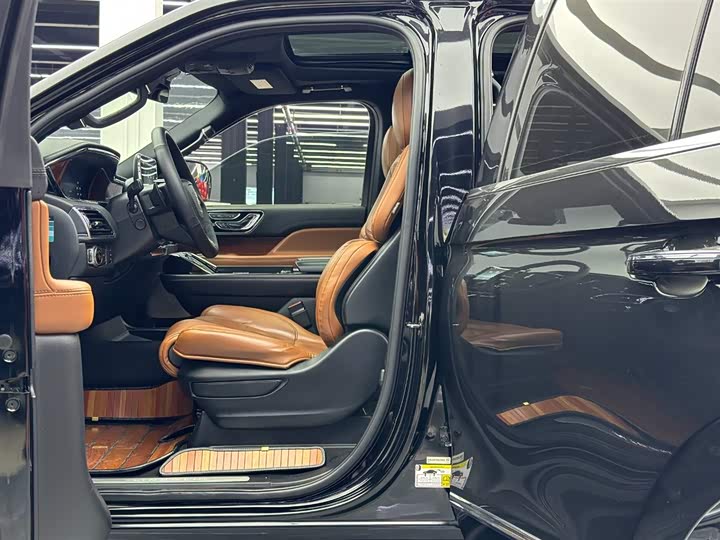 Фото 6 - Lincoln Navigator