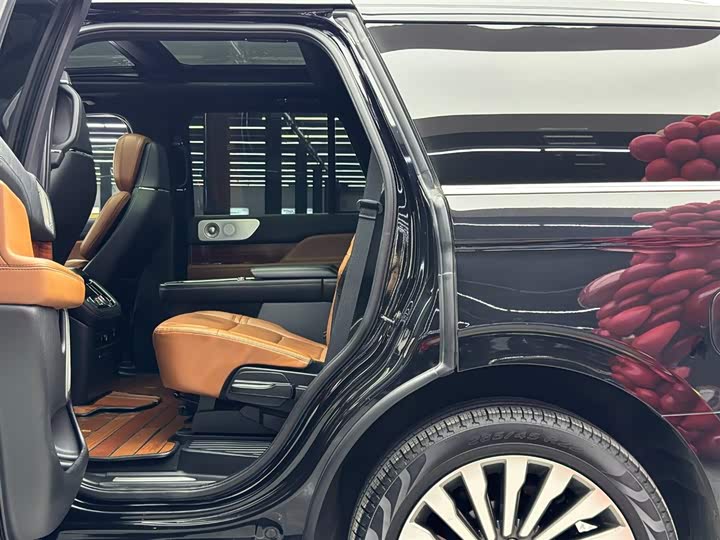 Фото 7 - Lincoln Navigator