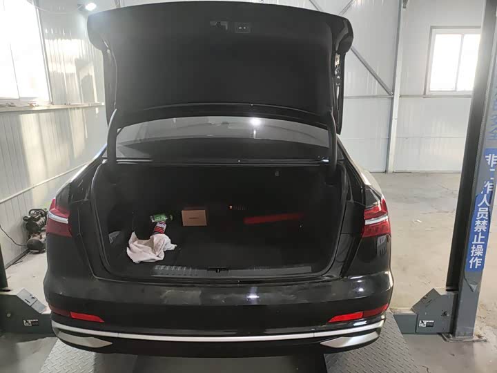 Фото 9 - Audi A6L