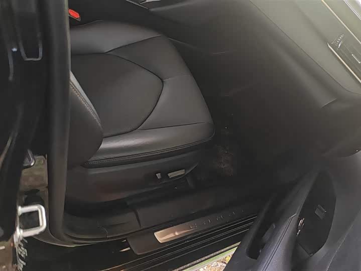 Фото 8 - Toyota Camry