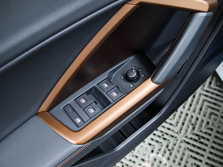 Фото 6 - Audi Q3