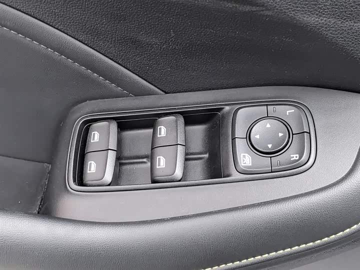 Фото 9 - Roewe i5