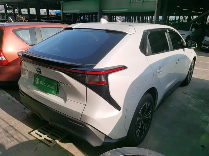 Фото 7 - Toyota bZ4X Platinum