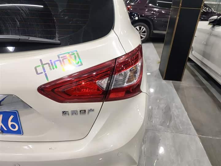 Фото 8 - Nissan Tiida