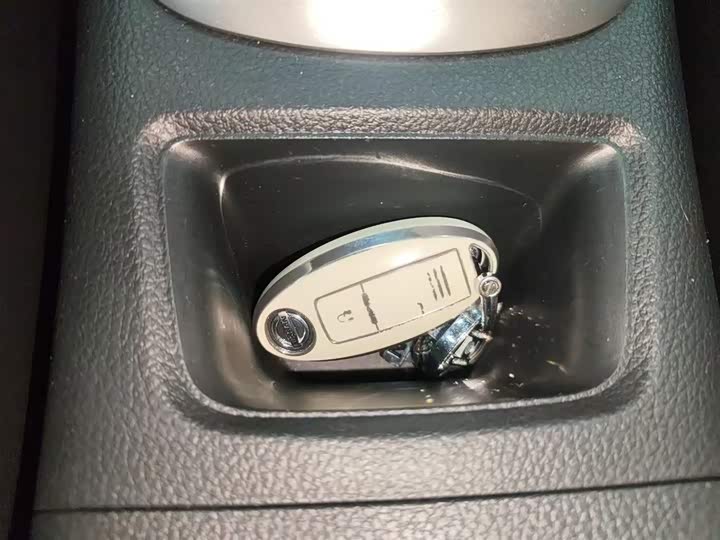 Фото 9 - Nissan Tiida