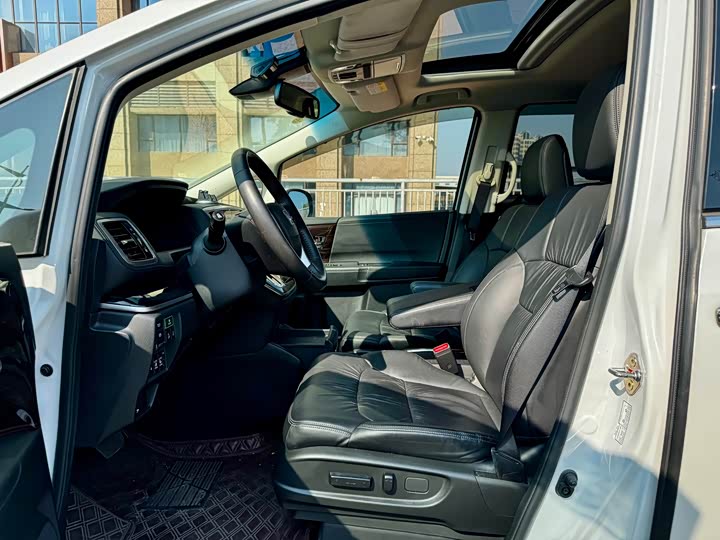 Фото 4 - Honda Odyssey