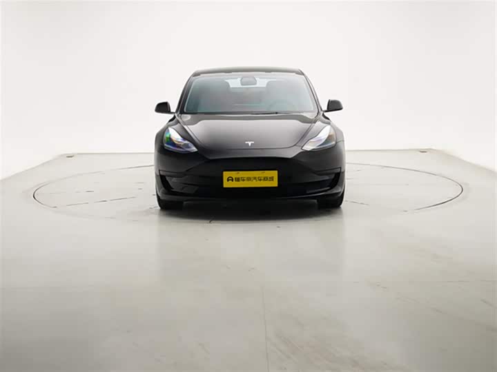 Фото 3 - Tesla Model 3