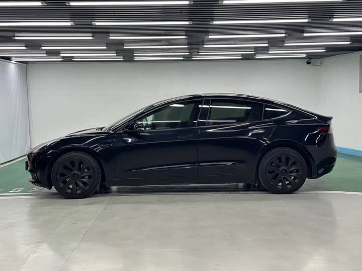 Фото 4 - Tesla Model 3