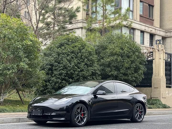 Фото 1 - Tesla Model 3