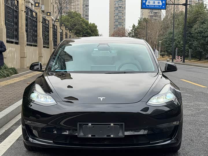 Фото 2 - Tesla Model 3