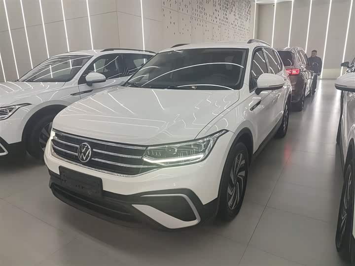 Фото 2 - Volkswagen Tiguan L Pro