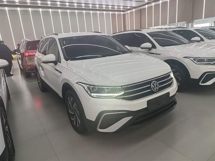 Фото 4 - Volkswagen Tiguan L Pro
