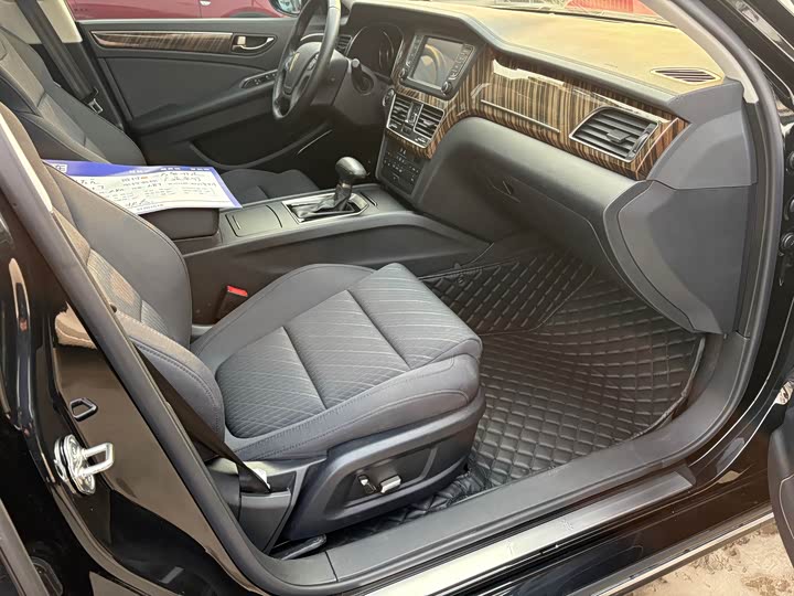 Фото 9 - Hongqi H7