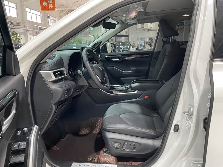 Фото 8 - Toyota Highlander