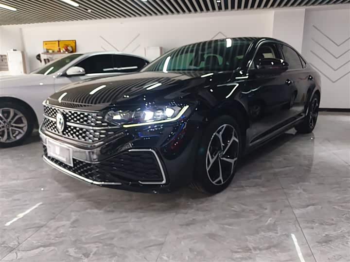 Фото 2 - Volkswagen Passat