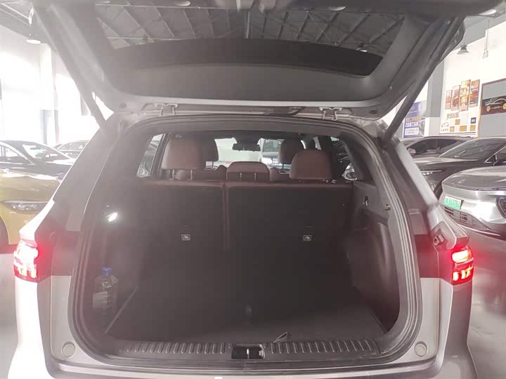 Фото 9 - Geely Monjaro