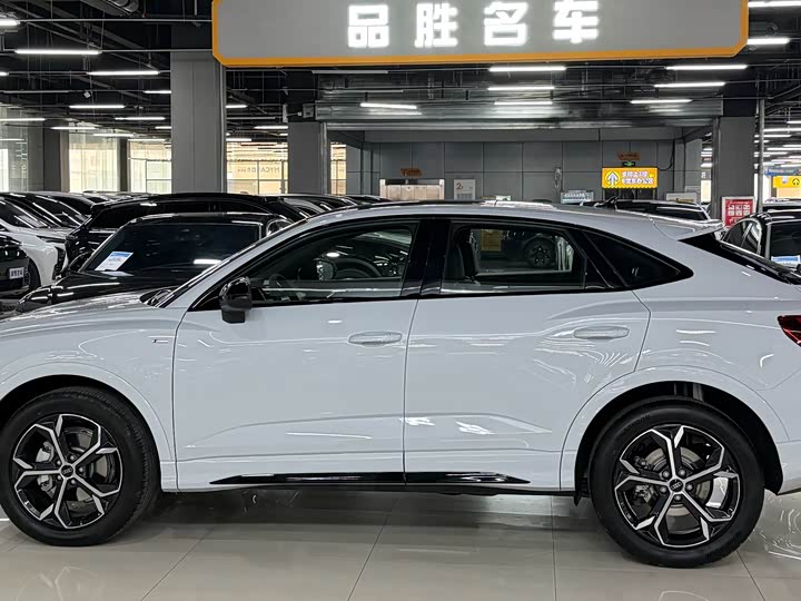 Фото 4 - Audi Q3