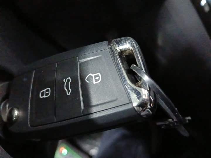 Фото 9 - Volkswagen Sagitar L