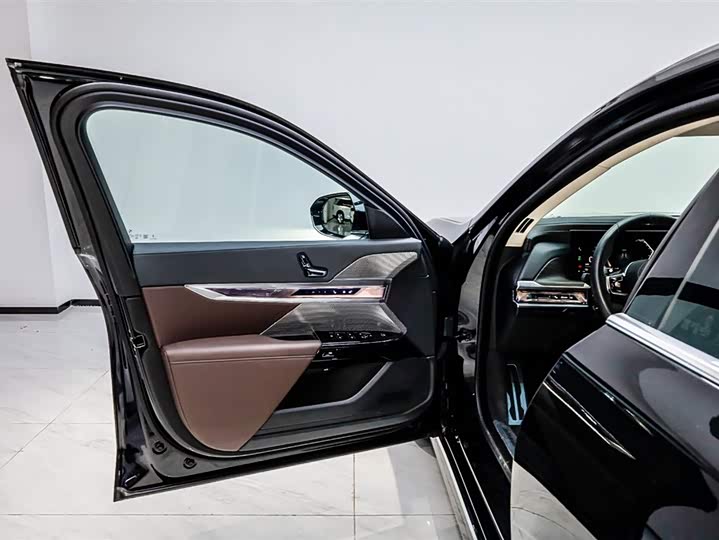 Фото 8 - BMW 7 Series