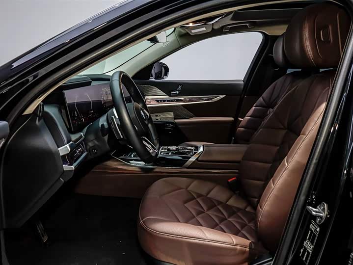 Фото 9 - BMW 7 Series