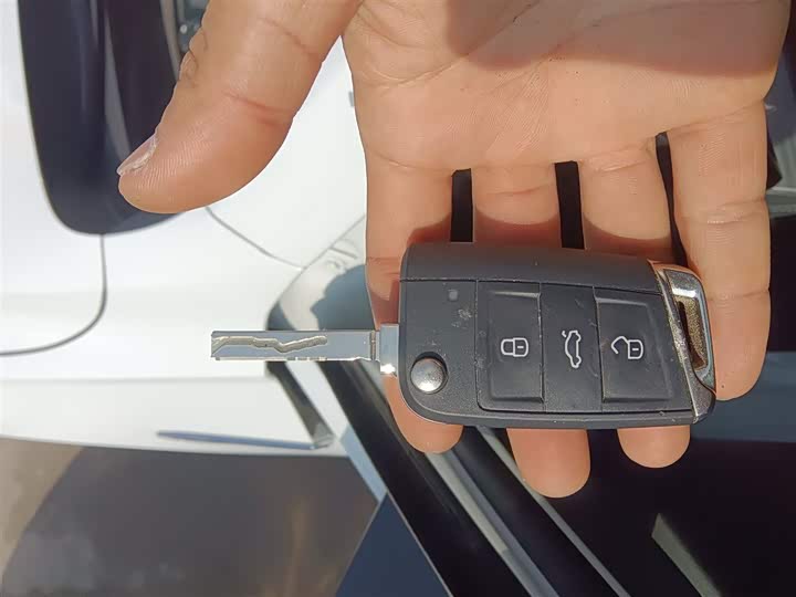 Фото 9 - Volkswagen Sagitar L