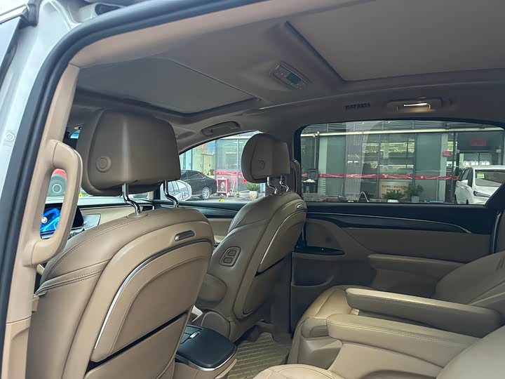 Фото 8 - Buick GL8 ES