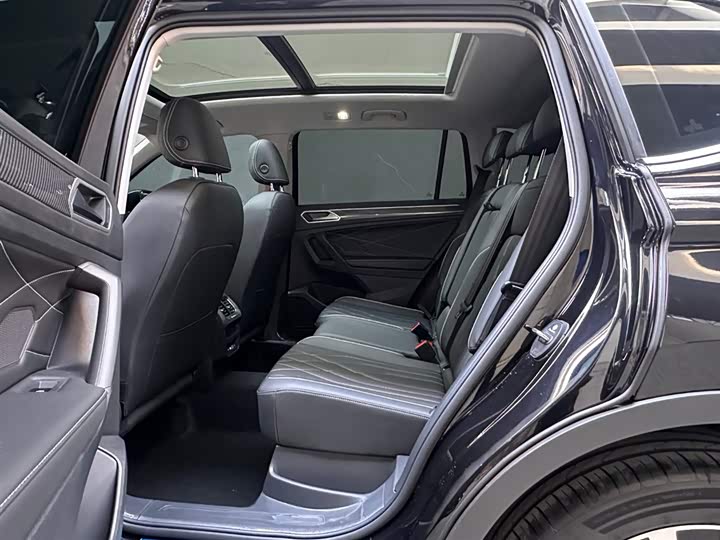 Фото 8 - Volkswagen Tiguan L Pro