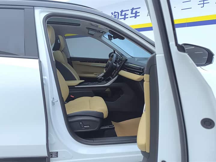 Фото 8 - Geely Atlas L