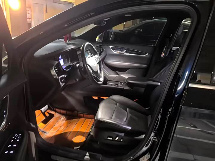 Фото 8 - Cadillac XT6