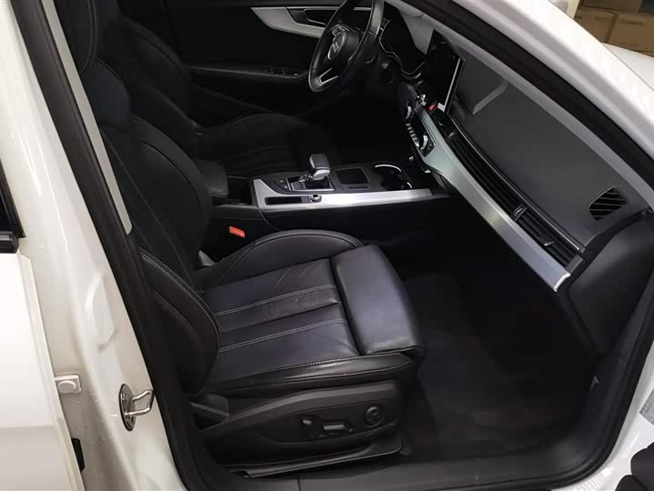 Фото 8 - Audi A4L