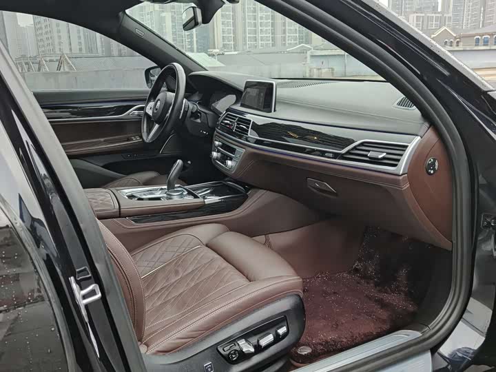 Фото 9 - BMW 7 Series