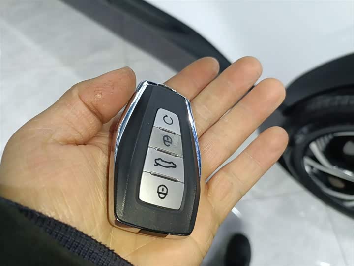 Фото 9 - Geely Atlas