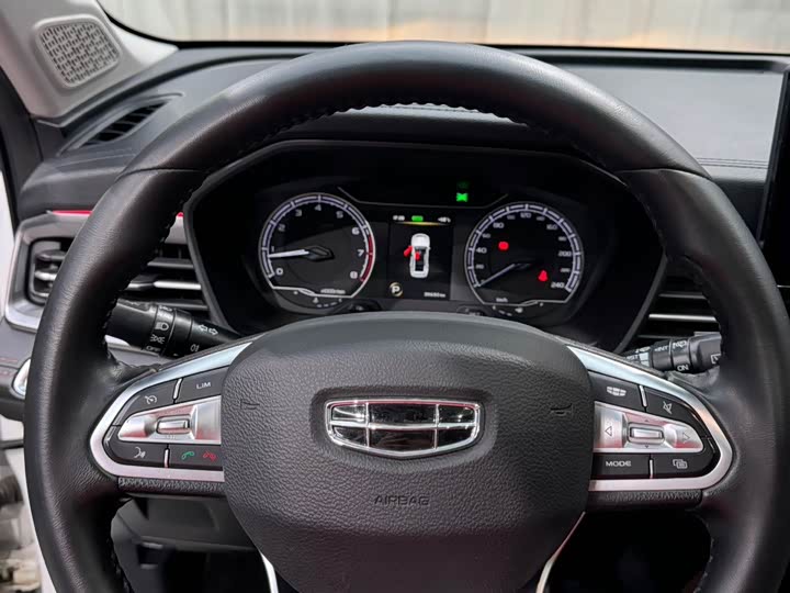 Фото 7 - Geely Vision X6