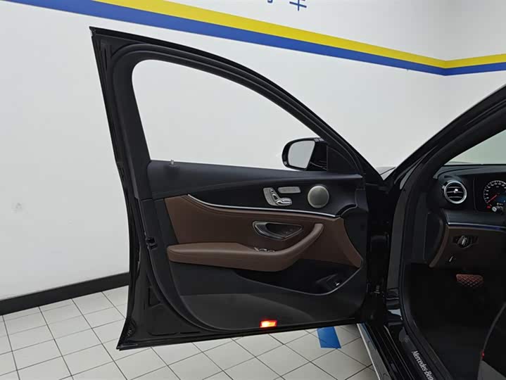 Фото 7 - Mercedes-Benz E-Class