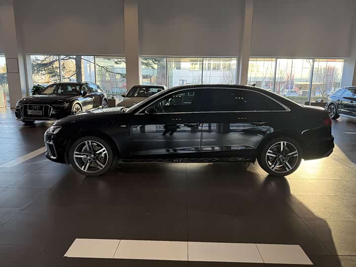 Фото 2 - Audi A4L