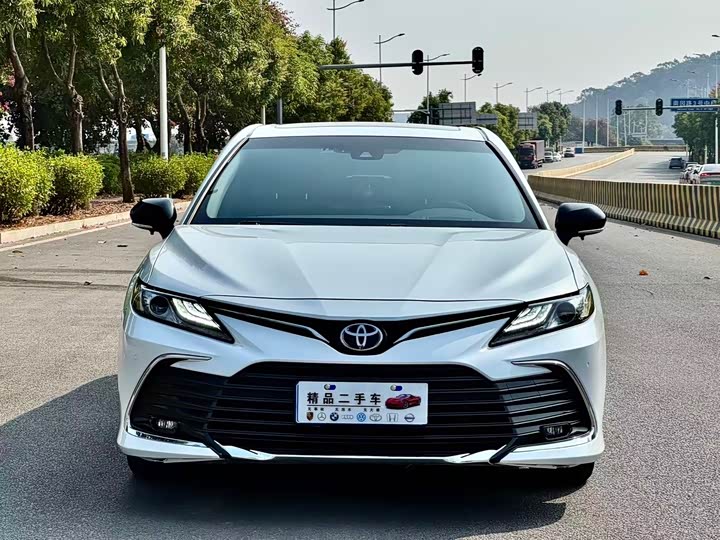 Фото 2 - Toyota Camry
