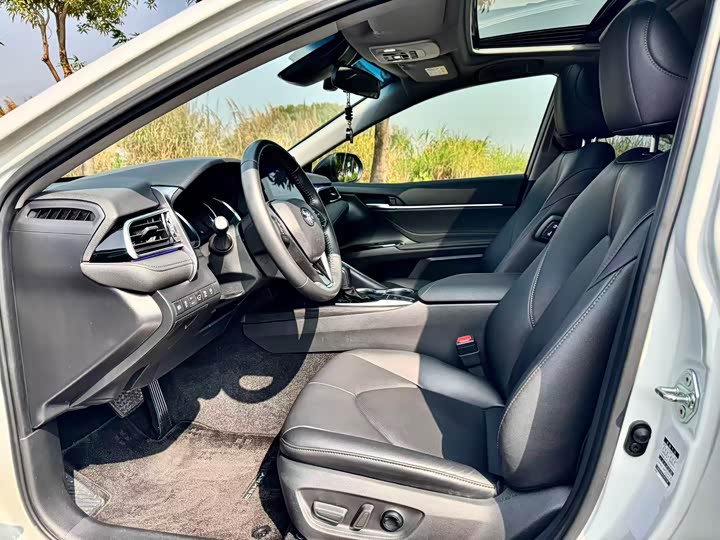 Фото 4 - Toyota Camry